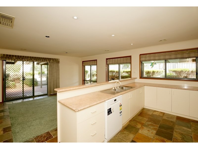 6 Roberts Way, Kooringal NSW 2650