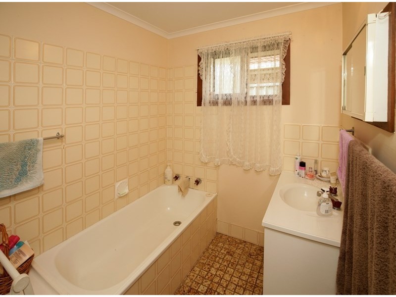 6 Ontario Drive, Lake Albert NSW 2650