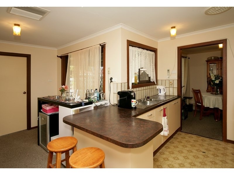 6 Ontario Drive, Lake Albert NSW 2650