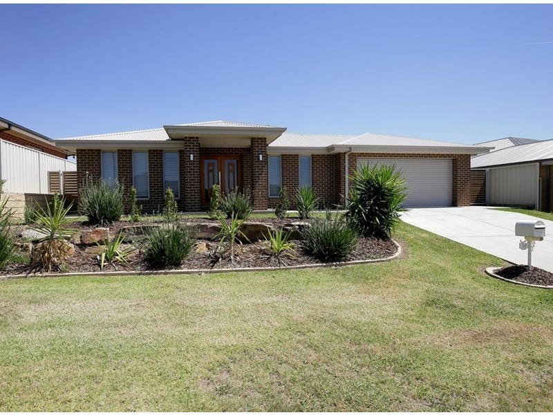 10 Tahara Crescent, Estella NSW 2650