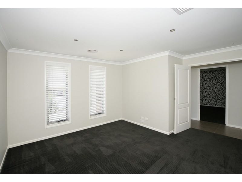 10 Tahara Crescent, Estella NSW 2650