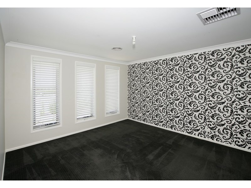 10 Tahara Crescent, Estella NSW 2650