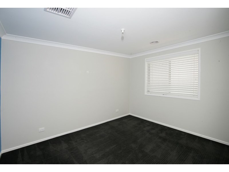 10 Tahara Crescent, Estella NSW 2650