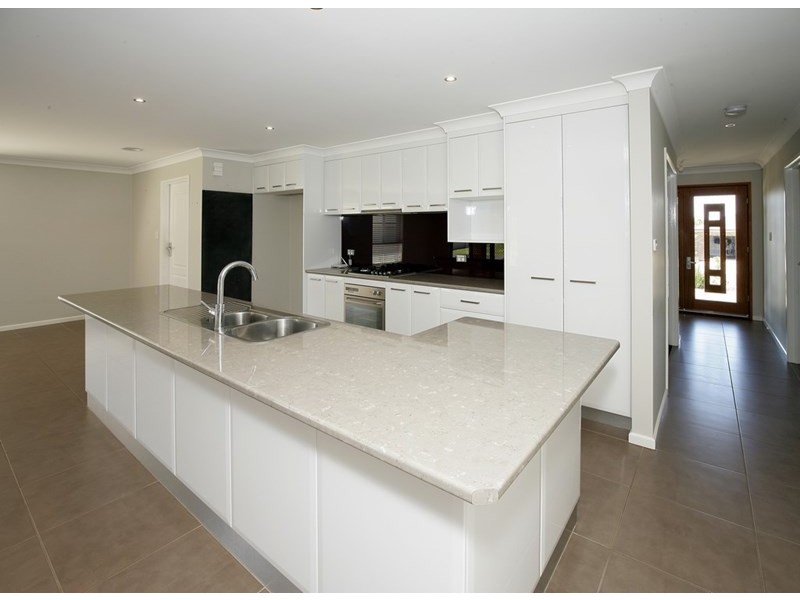 10 Tahara Crescent, Estella NSW 2650