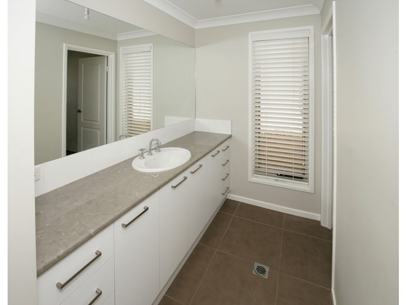 10 Tahara Crescent, Estella NSW 2650