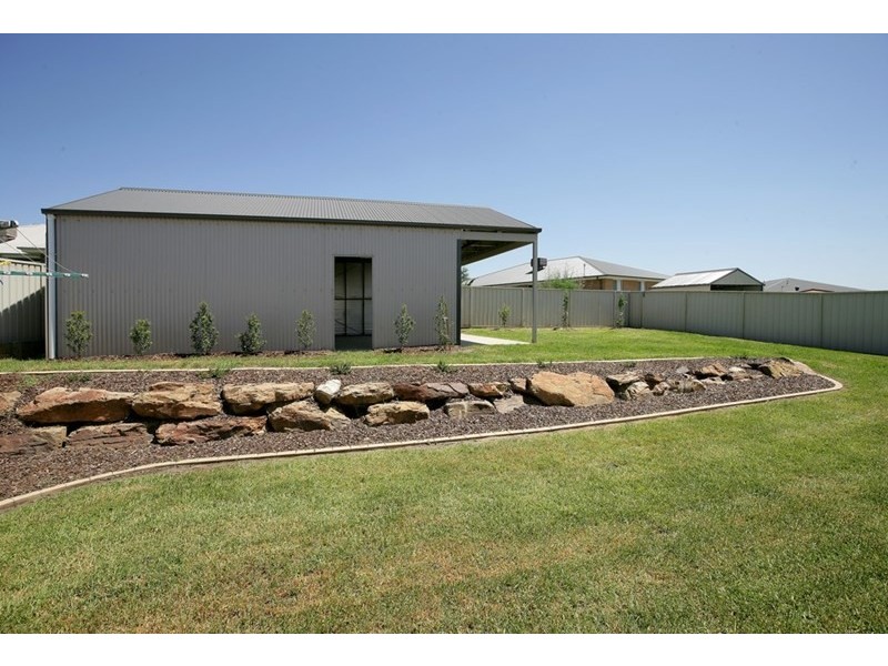 10 Tahara Crescent, Estella NSW 2650