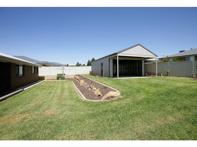 10 Tahara Crescent, Estella NSW 2650