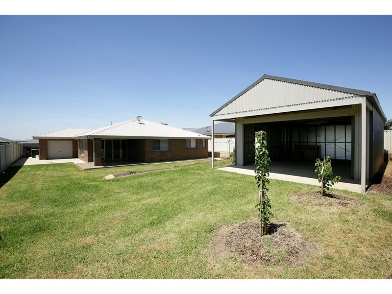 10 Tahara Crescent, Estella NSW 2650