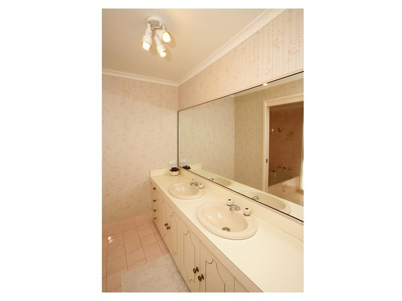 34 Oleander Crescent, Lake Albert NSW 2650