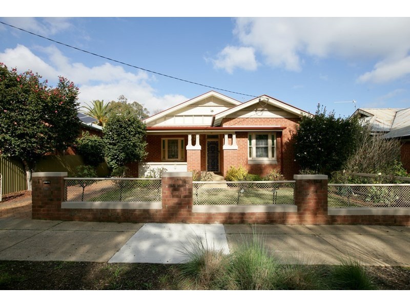 18 Lindsay Street, Turvey Park NSW 2650