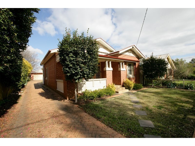 18 Lindsay Street, Turvey Park NSW 2650