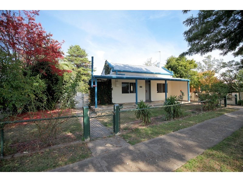 130 Tompson Street, Wagga Wagga NSW 2650