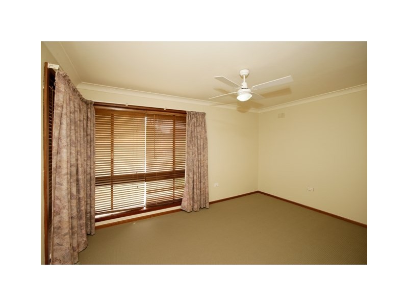 10 Temerloh Avenue, Tolland NSW 2650