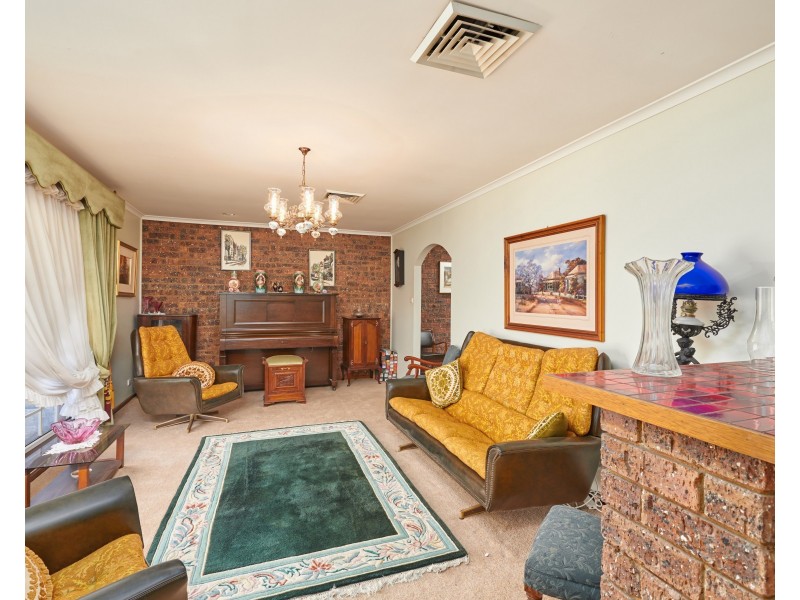 77 Simkin Crescent, Kooringal NSW 2650