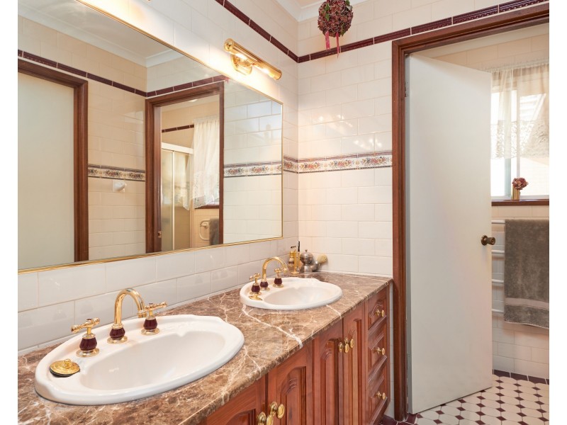 77 Simkin Crescent, Kooringal NSW 2650