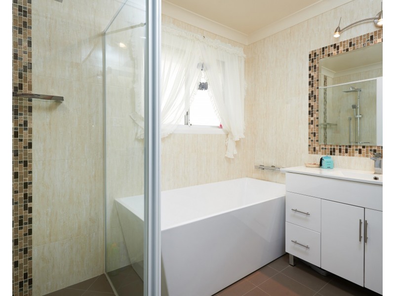 77 Simkin Crescent, Kooringal NSW 2650