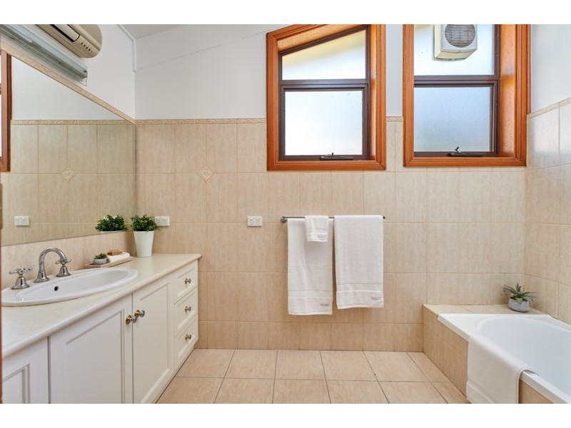 1 Baree Place, Kooringal NSW 2650