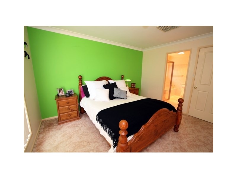 16 Kaldari Crescent, Ashmont NSW 2650