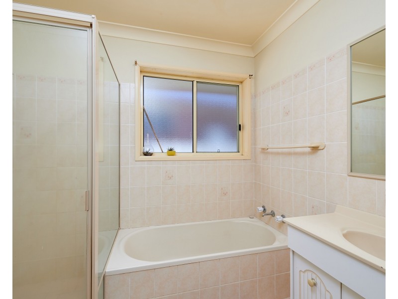 16 Kaldari Crescent, Glenfield Park NSW 2650