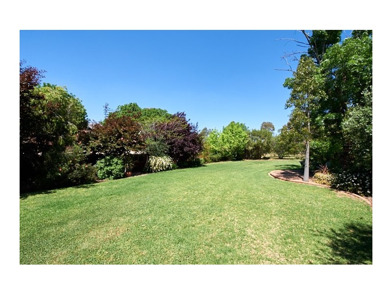 10 Norman Duck Avenue, San Isidore NSW 2650