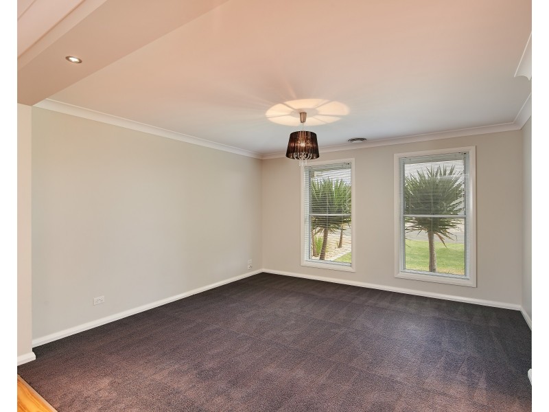 1 Warambee Street, Glenfield Park NSW 2650