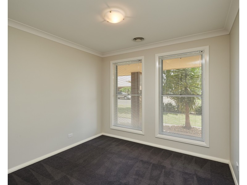 1 Warambee Street, Glenfield Park NSW 2650
