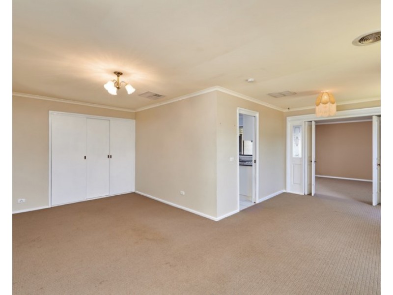 12 Eyre Street, Lake Albert NSW 2650