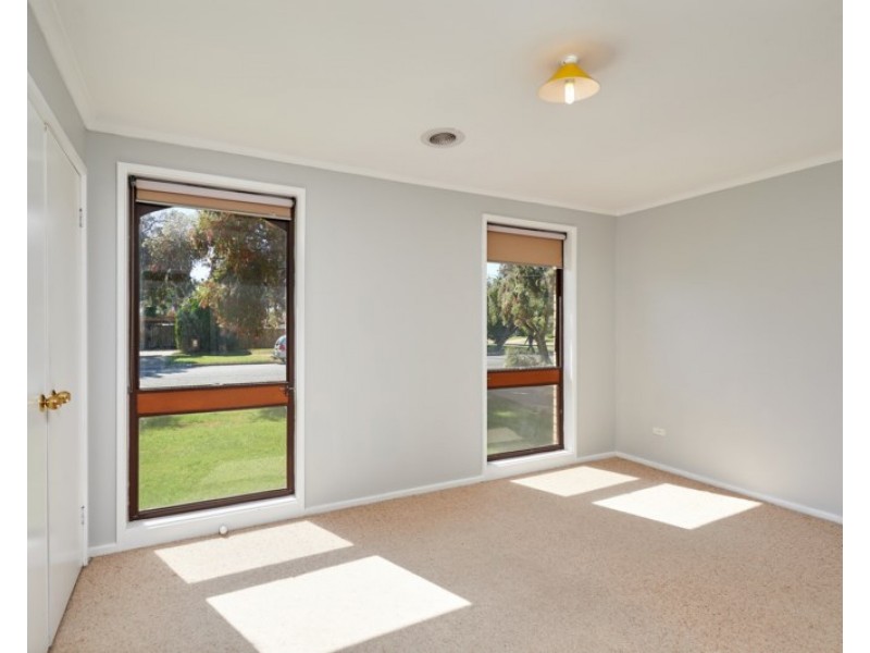 12 Eyre Street, Lake Albert NSW 2650