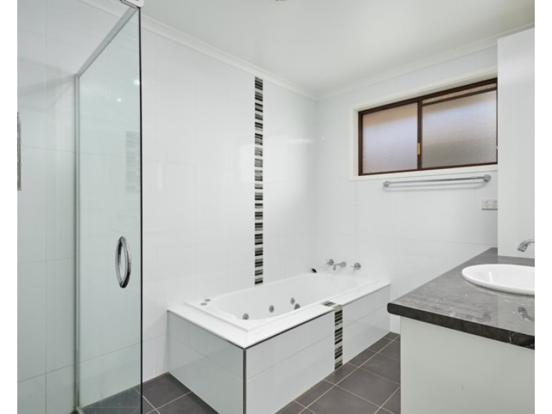 12 Eyre Street, Lake Albert NSW 2650