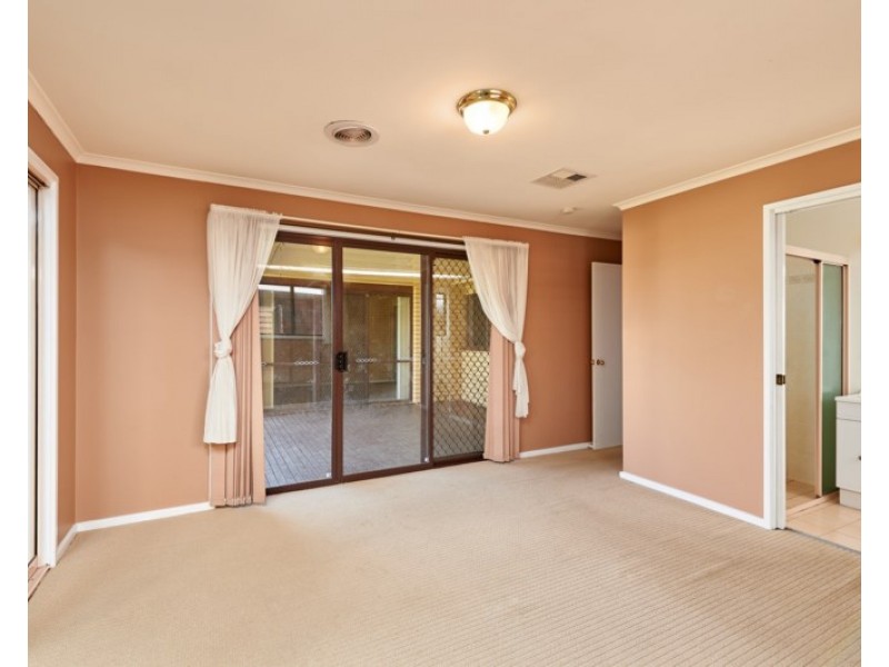 12 Eyre Street, Lake Albert NSW 2650