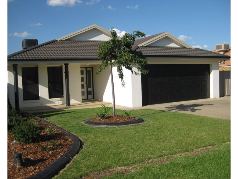 13 Womboin Crescent, Glenfield Park NSW 2650