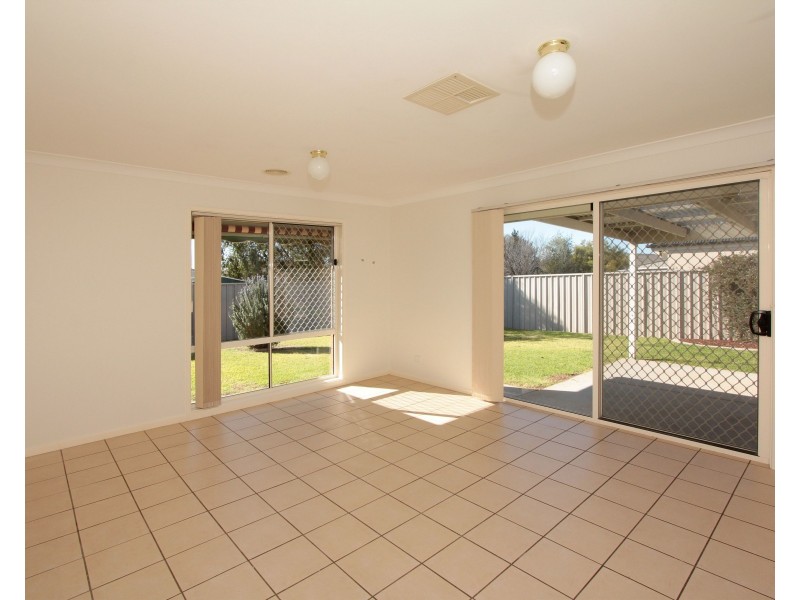 72 Paldi Crescent, Glenfield Park NSW 2650
