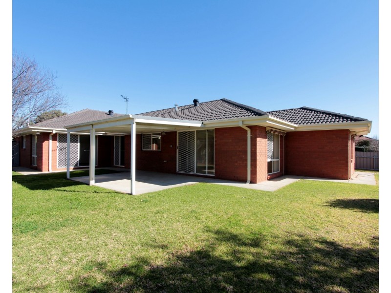 72 Paldi Crescent, Glenfield Park NSW 2650
