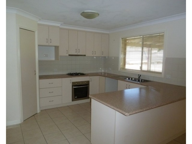 6 Wilton Street, Bourkelands NSW 2650