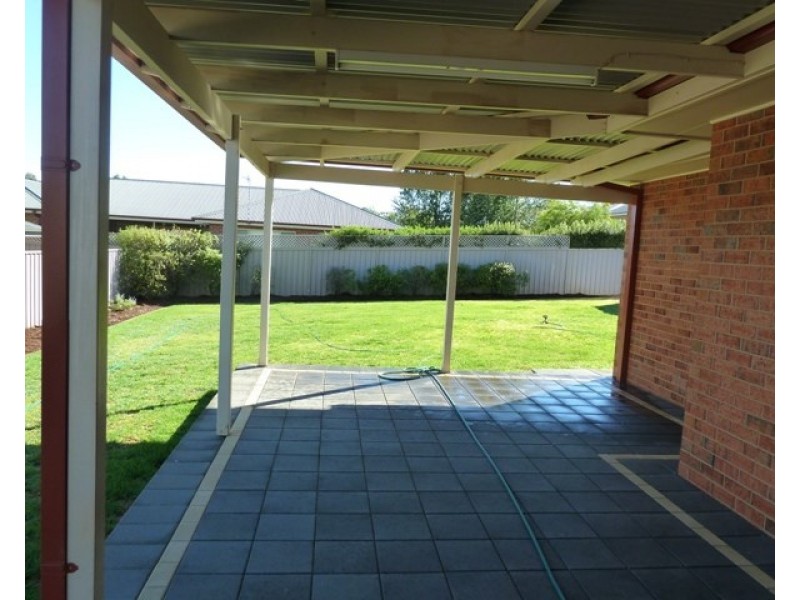 6 Wilton Street, Bourkelands NSW 2650