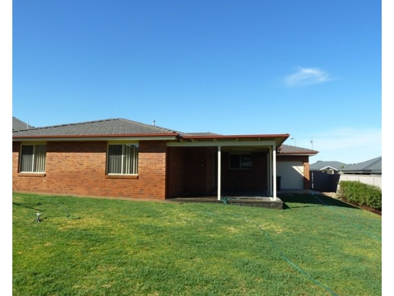 6 Wilton Street, Bourkelands NSW 2650