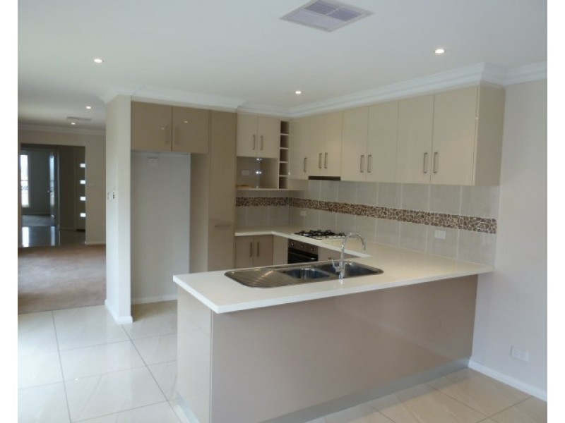 2/81 Atherton Crescent, Tatton NSW 2650