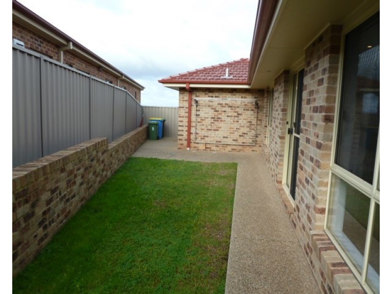 2/81 Atherton Crescent, Tatton NSW 2650