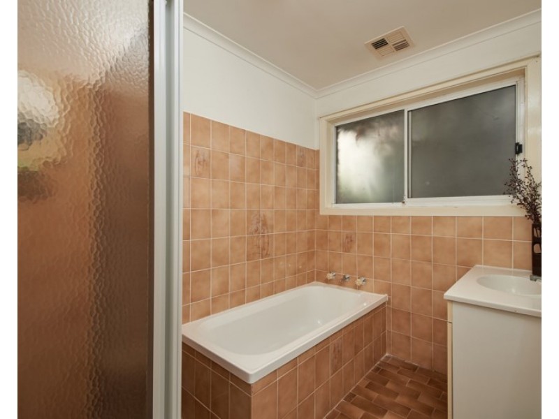 24 McCoullough Street, Tolland NSW 2650