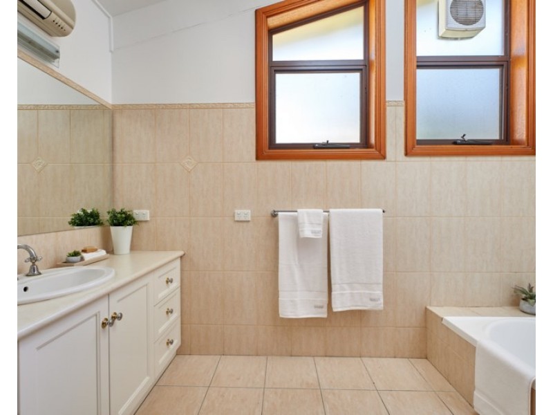 1 Baree Place, Kooringal NSW 2650