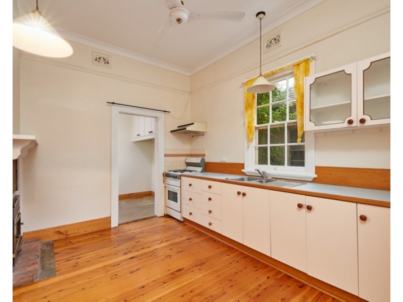 18 Norman Street, Turvey Park NSW 2650