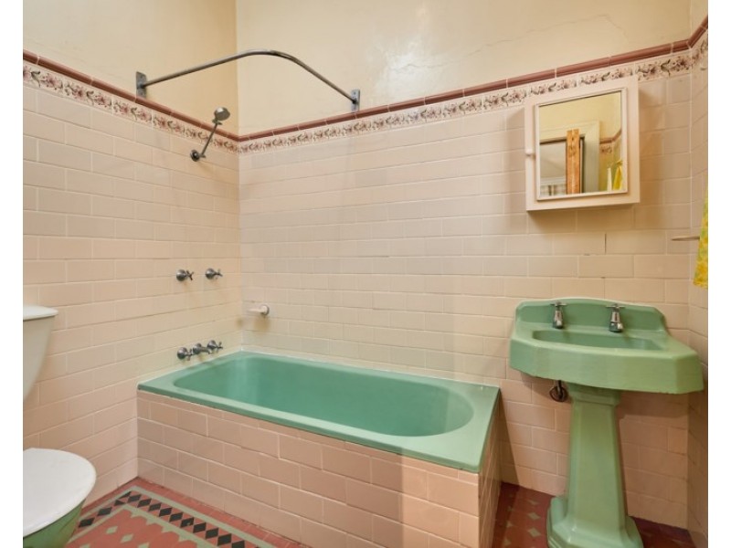 18 Norman Street, Turvey Park NSW 2650