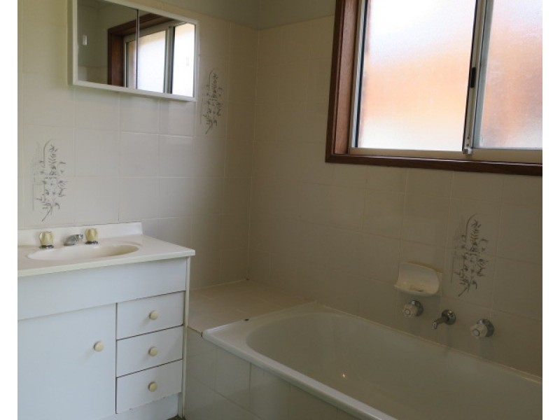 31 Langi Crescent, Glenfield Park NSW 2650