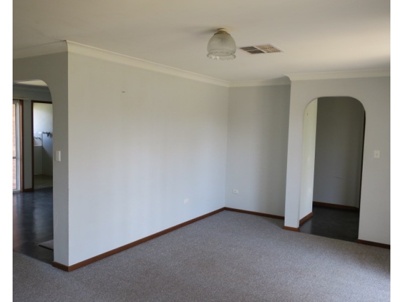 31 Langi Crescent, Glenfield Park NSW 2650