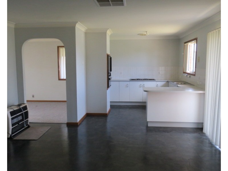 31 Langi Crescent, Glenfield Park NSW 2650