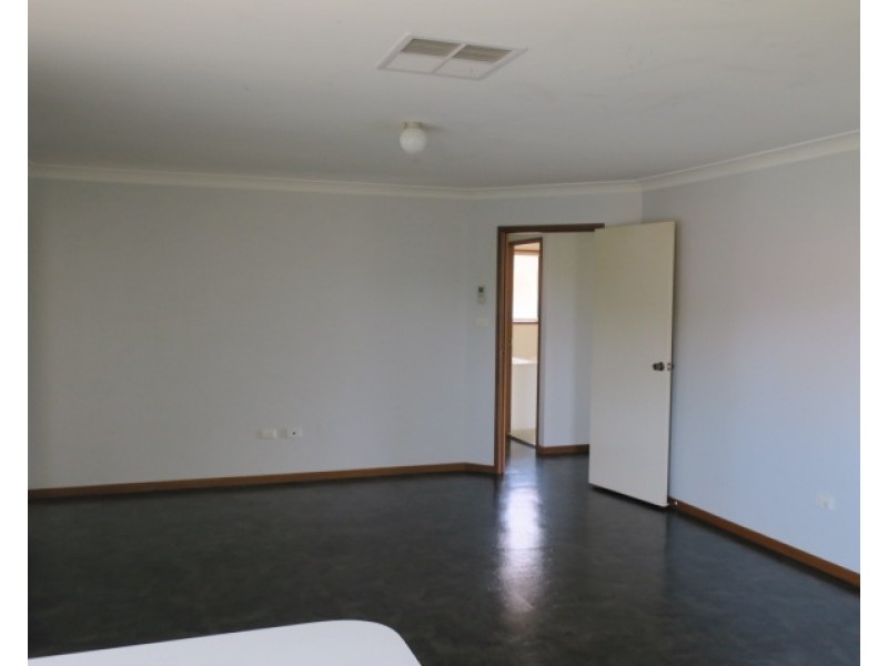 31 Langi Crescent, Glenfield Park NSW 2650