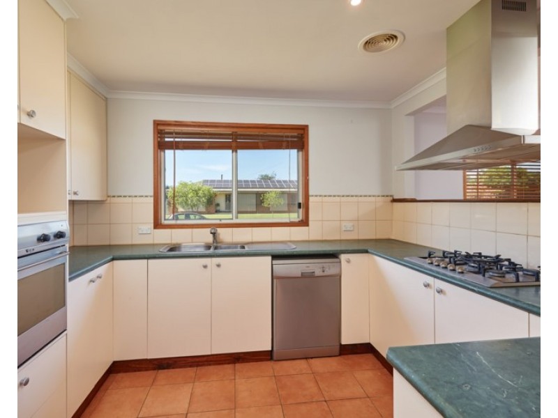 12 Gregory Crescent, Lake Albert NSW 2650