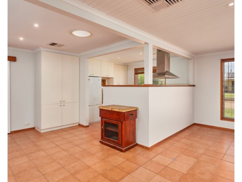 12 Gregory Crescent, Lake Albert NSW 2650