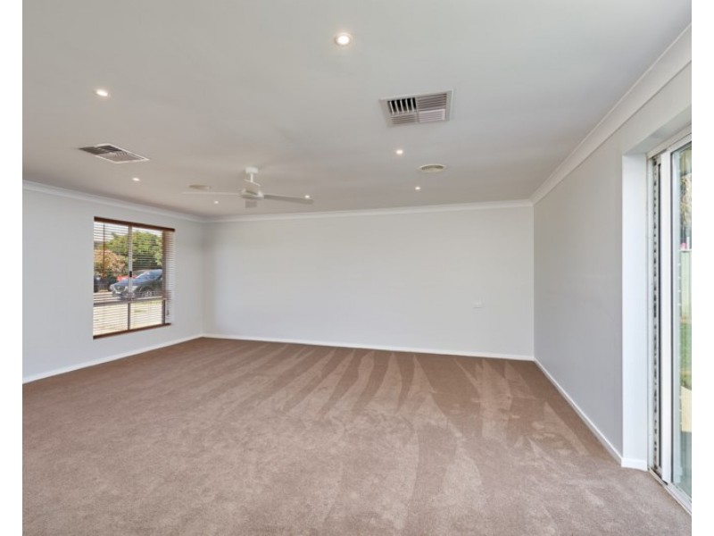 12 Gregory Crescent, Lake Albert NSW 2650