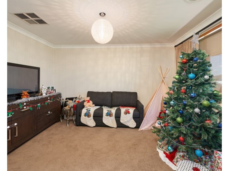 16 Pinnacle Place, Estella NSW 2650